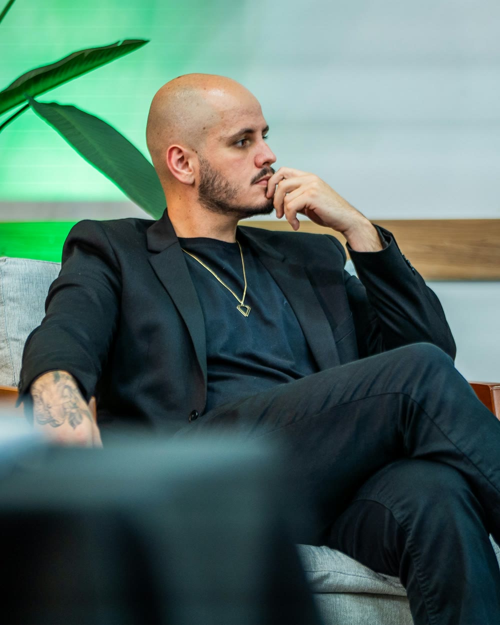 Roger Flores de blazer, sentado